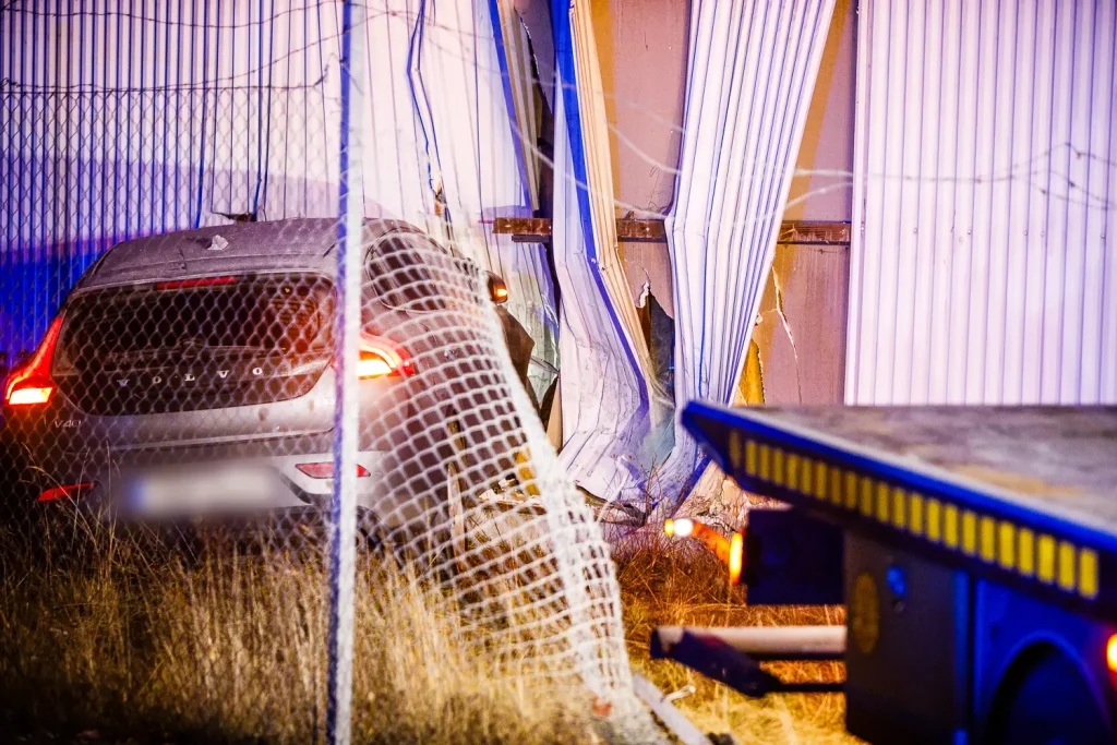 Trafikolycka Jönköping, bil kraschade in i byggnad
