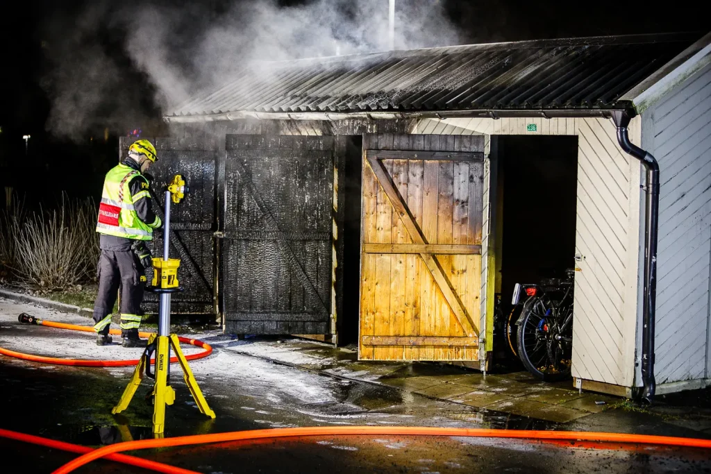 Brand i cykelskjul