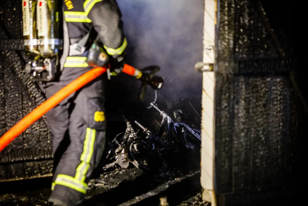 Brand i cykelskjul