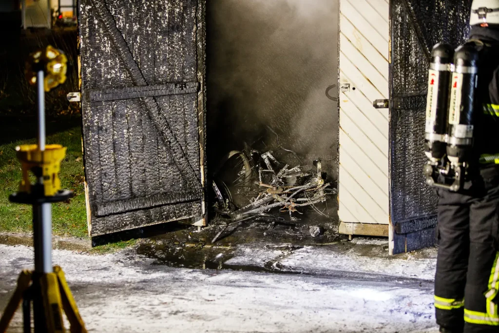 Brand i cykelskjul