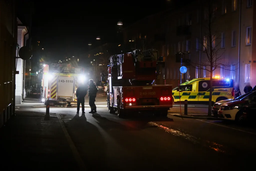 Utryckning larm om brand i byggnad. Rökutveckling i lägenhet på Erik Dahlbergsgatan
