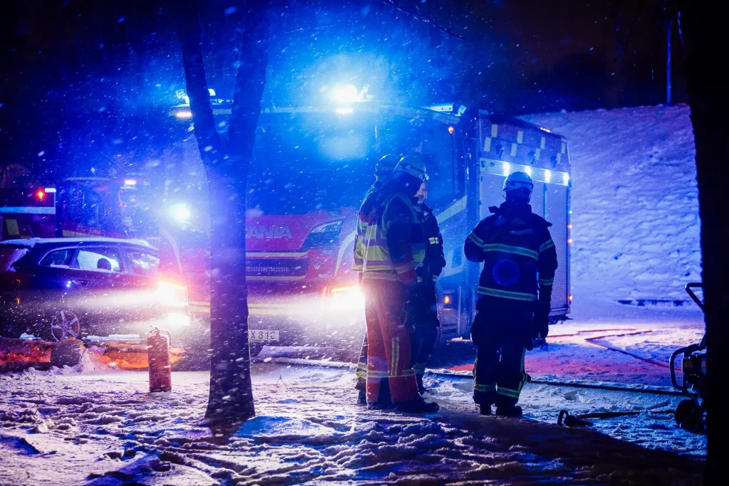 Räddningstjänst på bilbrand