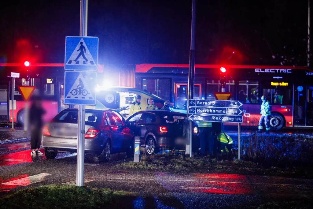 Buss och personbil i kollision
