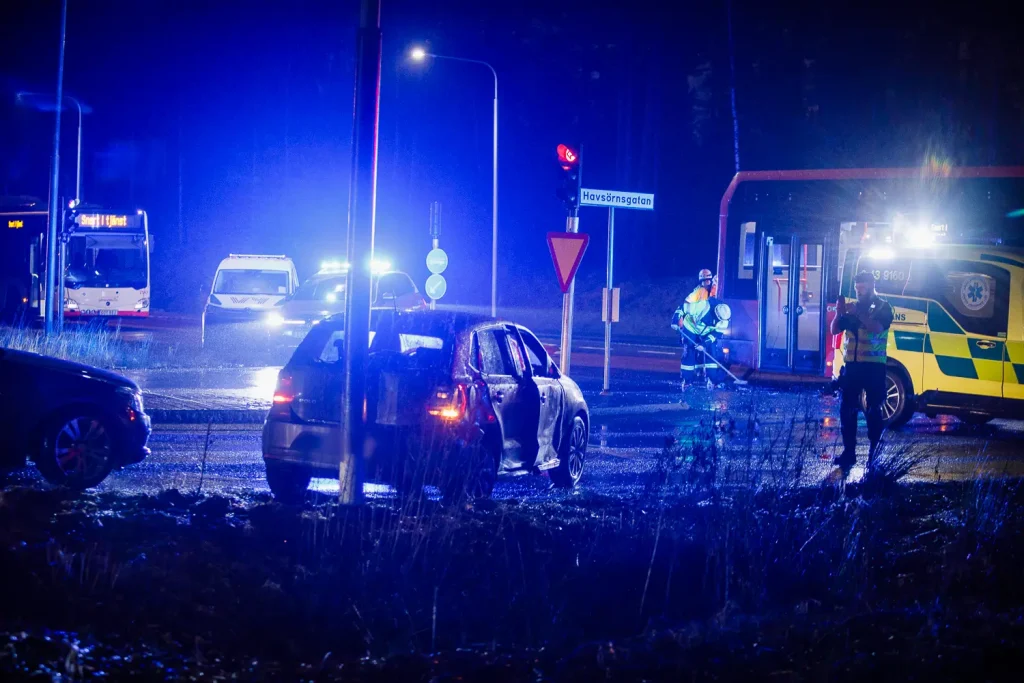 Buss och personbil i kollision
