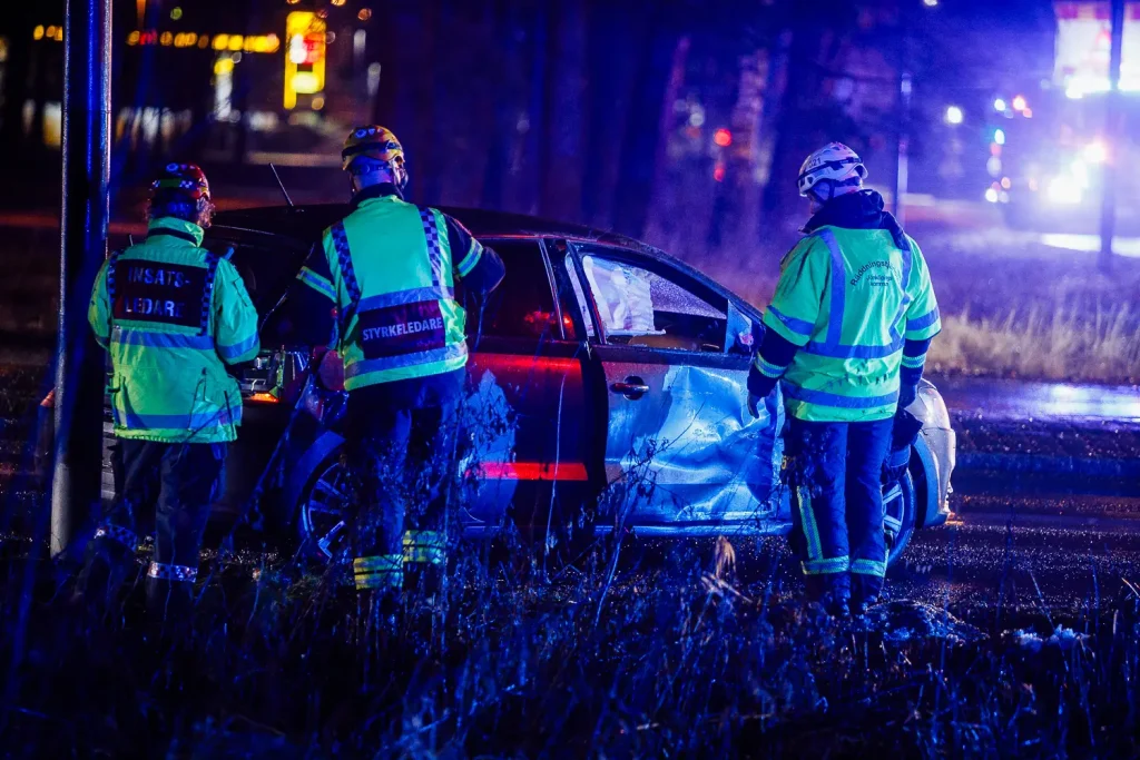 Buss och personbil i kollision
