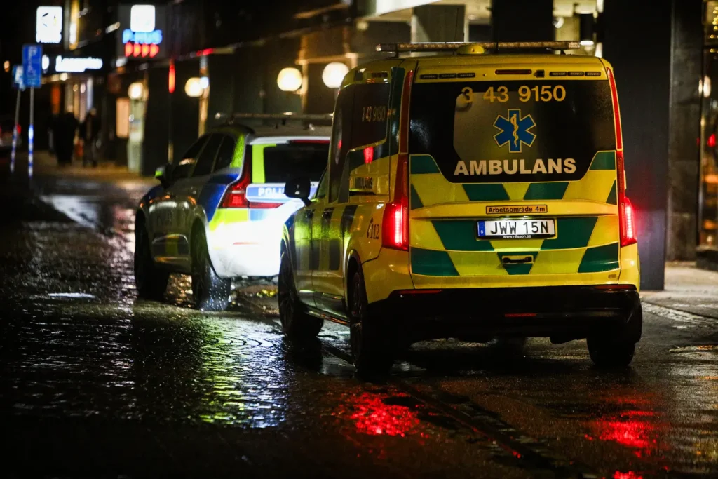 Ambulans och polis. Ungdomsbråk urartade i slagsmål