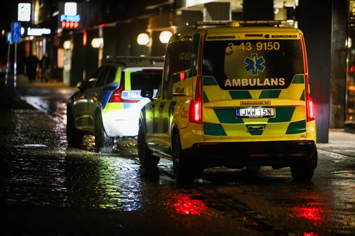 Ambulans och polis. Ungdomsbråk urartade i slagsmål