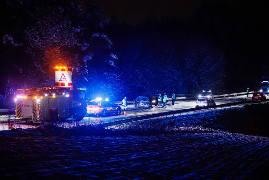 Trafikolycka mellan lastbil och personbil
