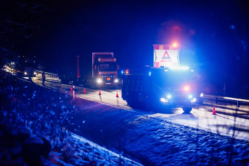Trafikolycka mellan lastbil och personbil