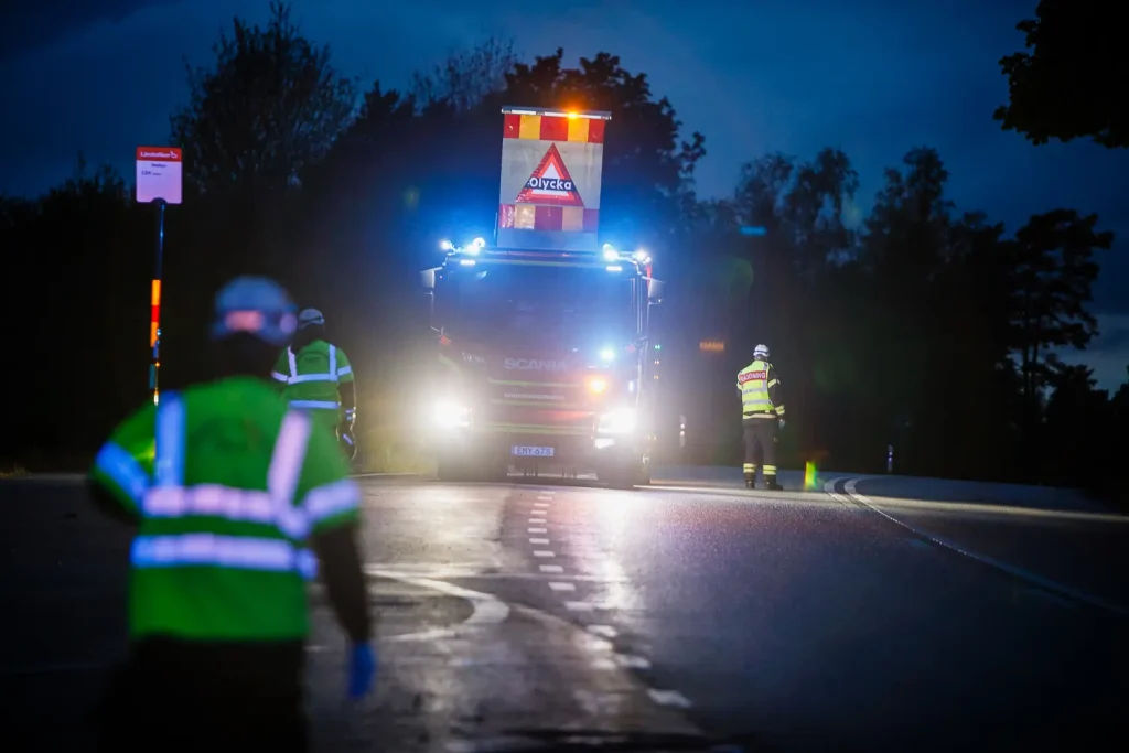 Trafikolycka väster om Lekeryd – lastbil körde i diket