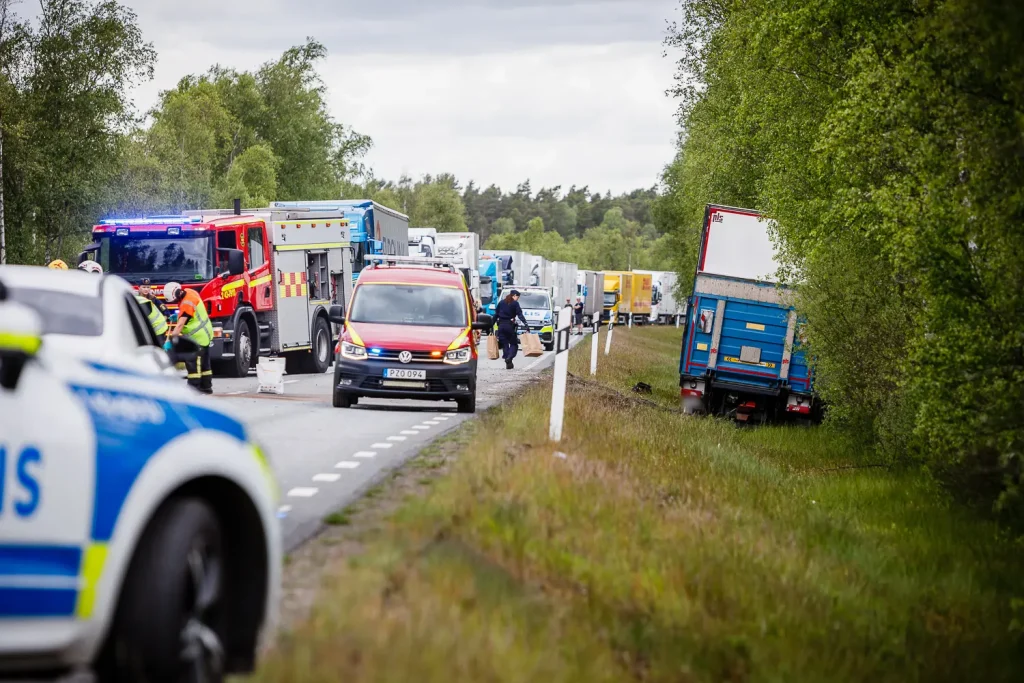Trafikolycka på länsväg 151 söder om Hillerstorp – en kvinna i 20-årsåldern omkom i en frontalkollision mellan lastbil och personbil.
