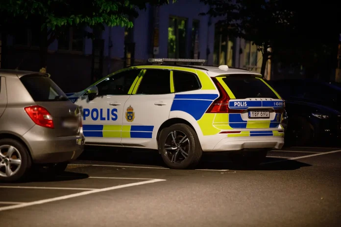 Polis på plats, man misshandlad – två gripna