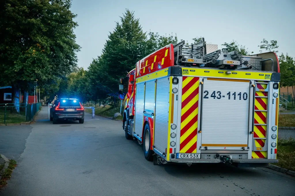 Kraftig brand i fristående byggnad