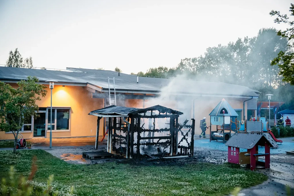 Kraftig brand i fristående byggnad