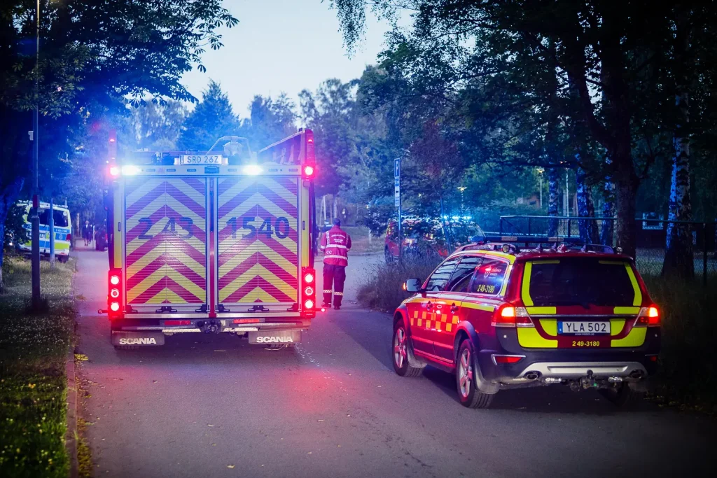 Kraftig brand i fristående byggnad