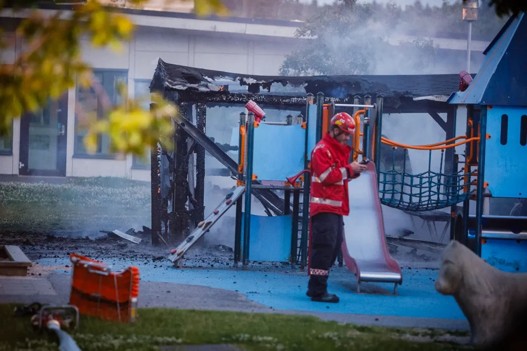 Kraftig brand i fristående byggnad