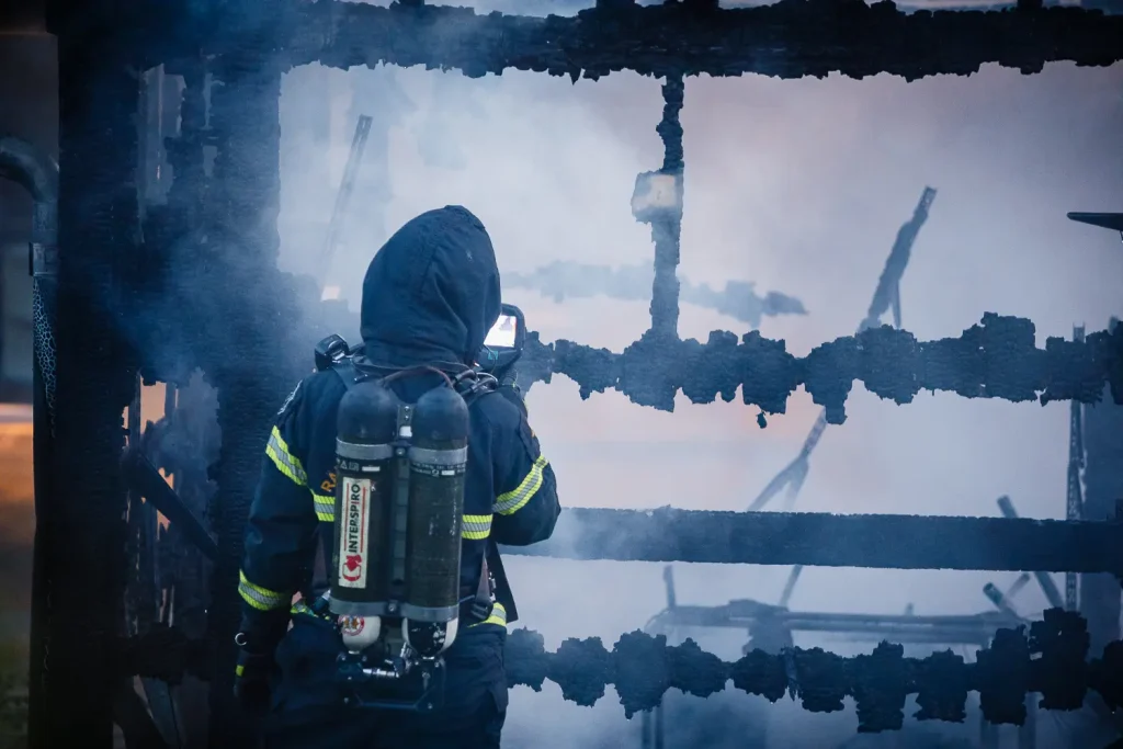 Kraftig brand i fristående byggnad