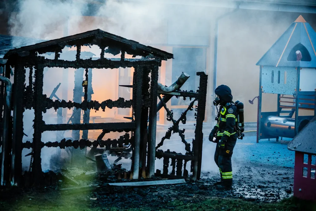 Kraftig brand i fristående byggnad