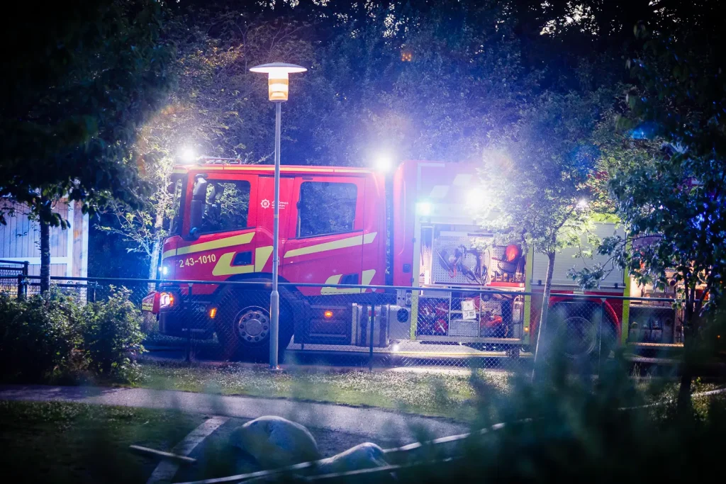 Kraftig brand i fristående byggnad