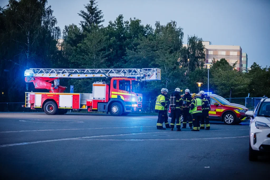 Kraftig brand i fristående byggnad