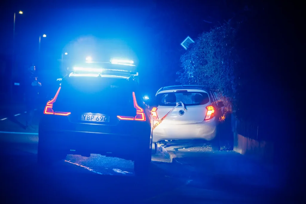 Somnade bakom ratten – körde in i mur