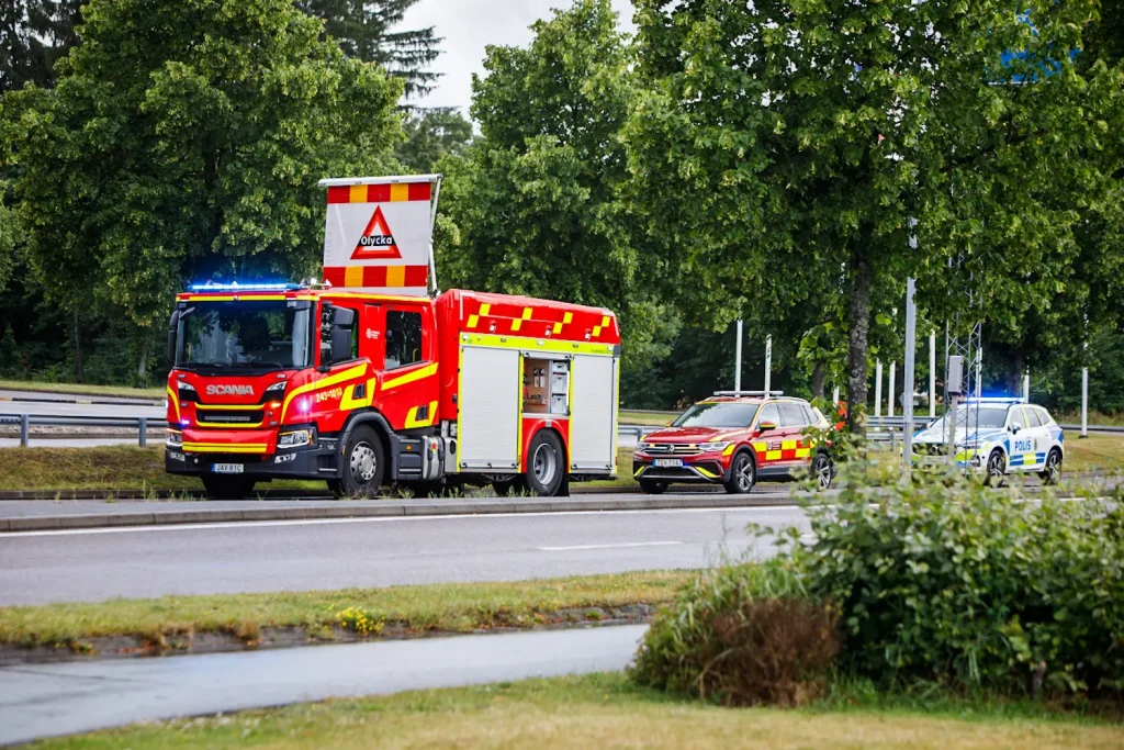 Personbil körde in i räcke