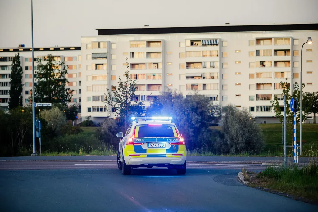 Polis på Ekhagen, eftersök av person som avvikit Kriminalvården