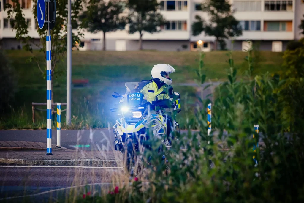 Motorcykelpolis under ett eftersök