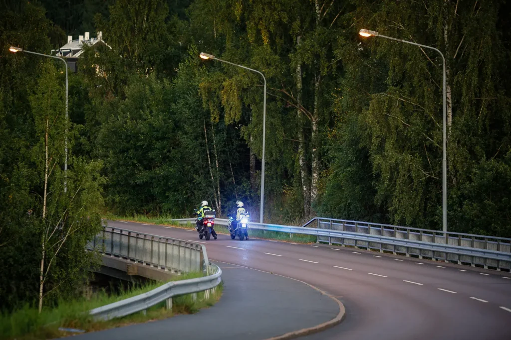 Motorcykelpolis under ett eftersök