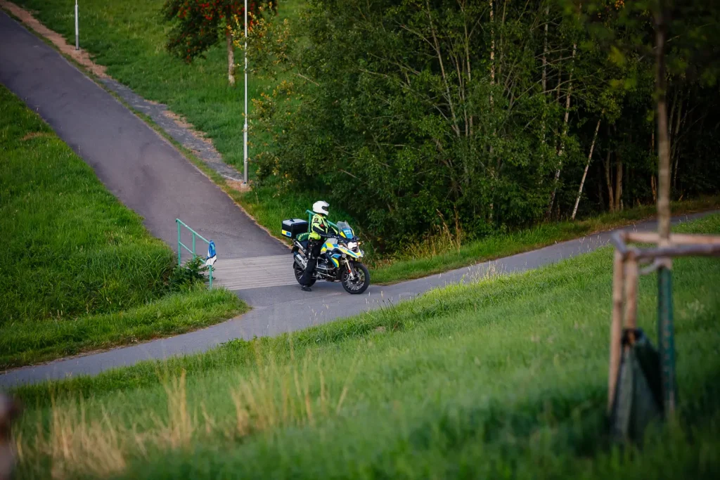 Motorcykelpolis under ett eftersök