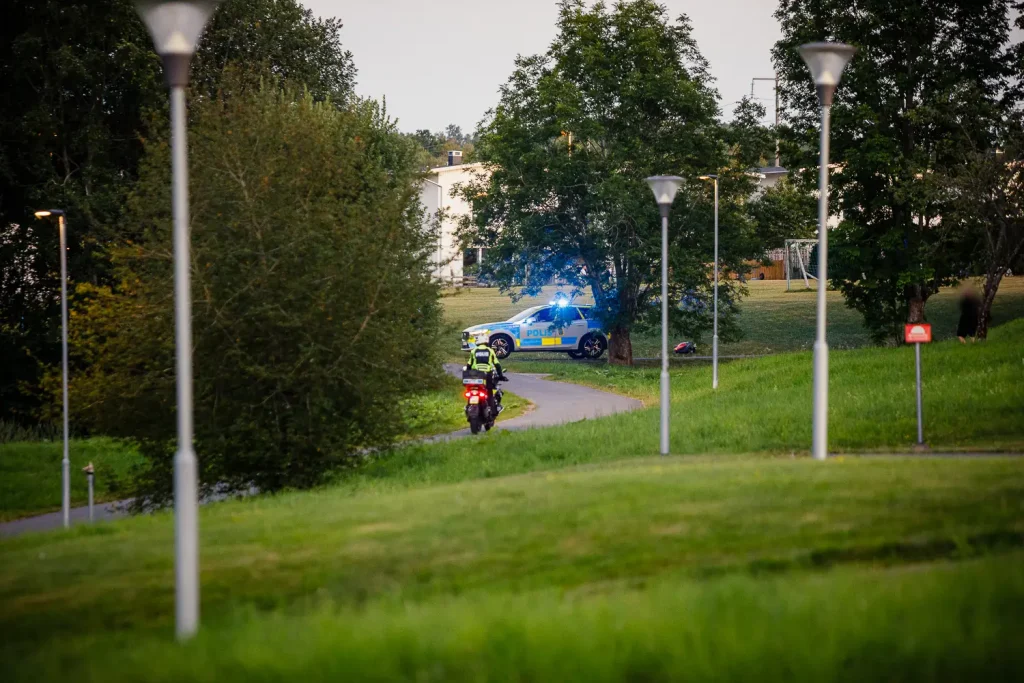 Polis på Ekhagen. eftersök av person som avvikit Kriminalvården
