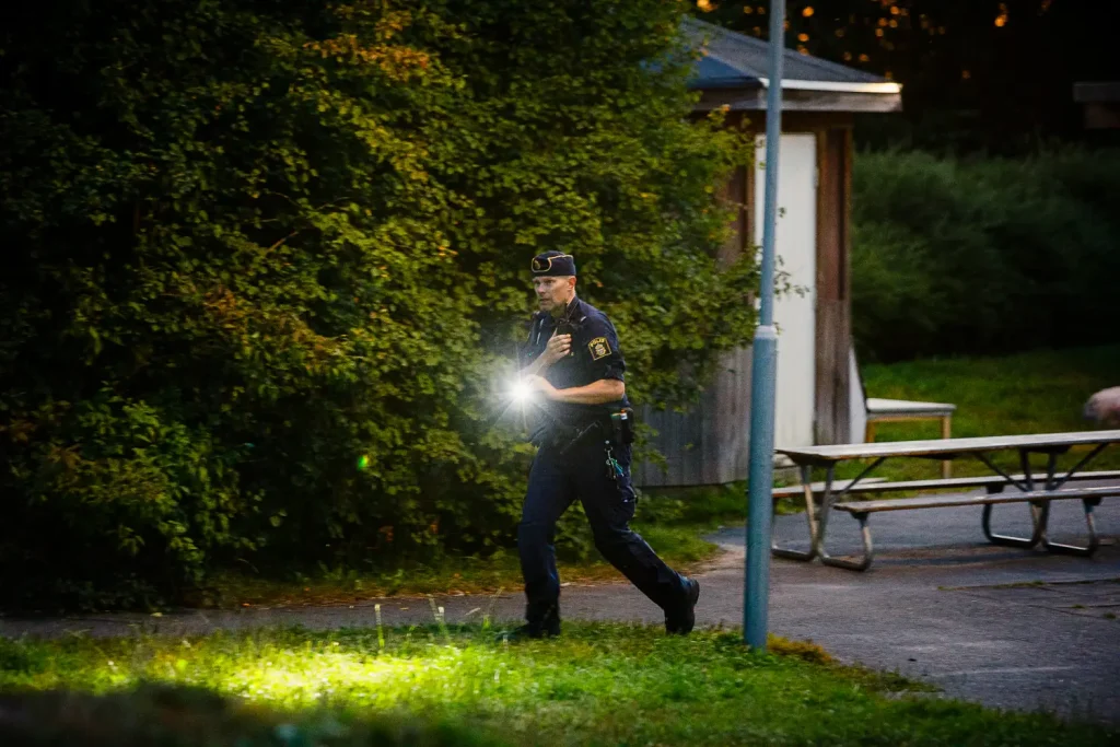 Polis på Ekhagen, eftersök av person som avvikit Kriminalvården