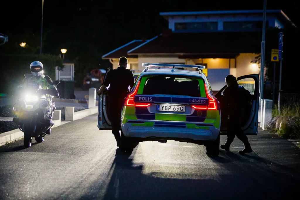 Polis på Ekhagen, eftersök av person som avvikit Kriminalvården