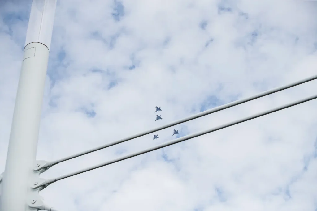 Vy från Munksjöbron i Jönköping där fyra Jas Gripen-plan flyger i formation