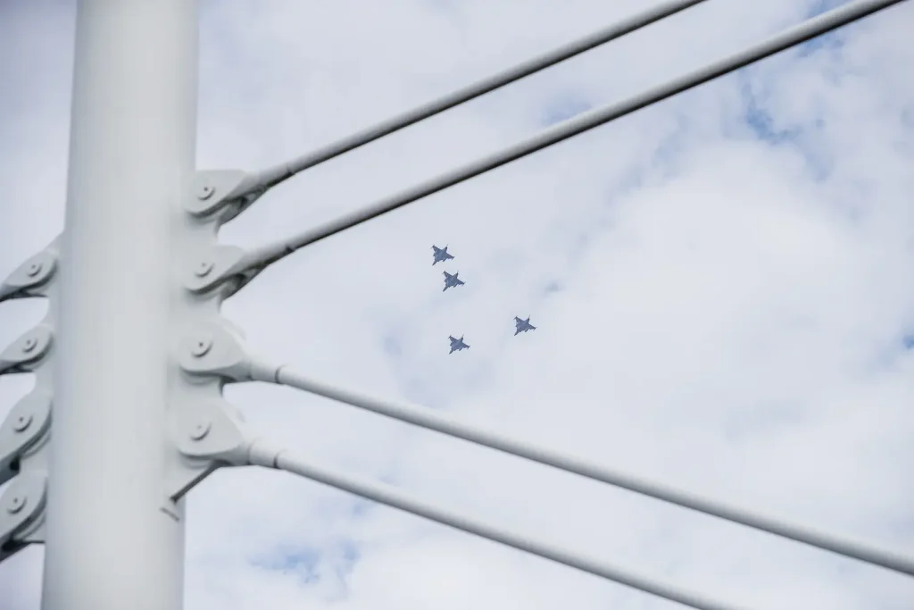 Vy från Munksjöbron i Jönköping där fyra Jas Gripen-plan flyger i formation