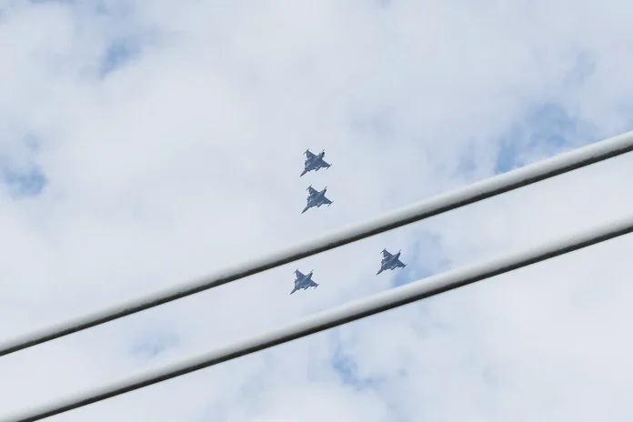 Vy från Munksjöbron i Jönköping där fyra Jas Gripen-plan flyger i formation