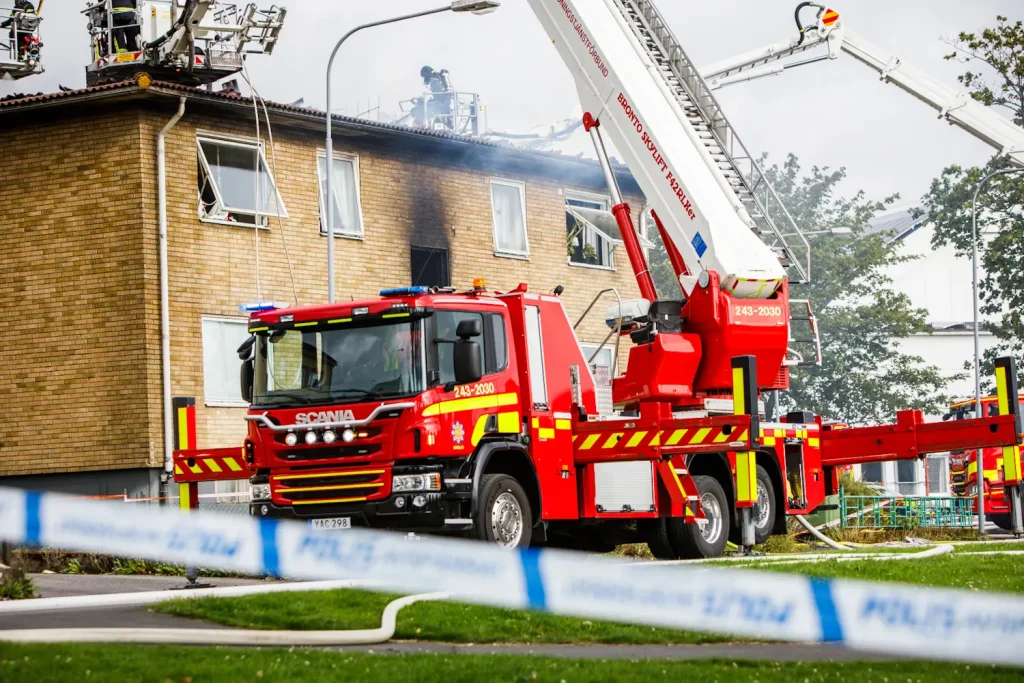 Räddningstjänst på plats vid brand i flerfamiljshus