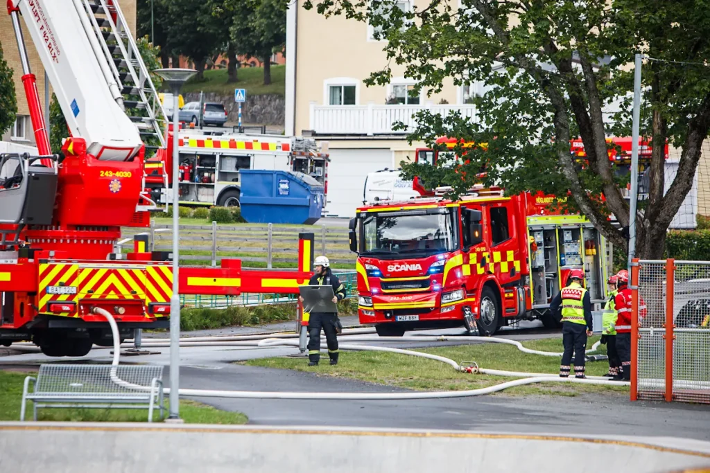 Räddningstjänst på plats vid brand i flerfamiljshus