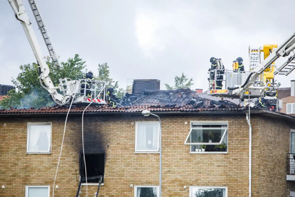 Skador i taket efter kraftig brand