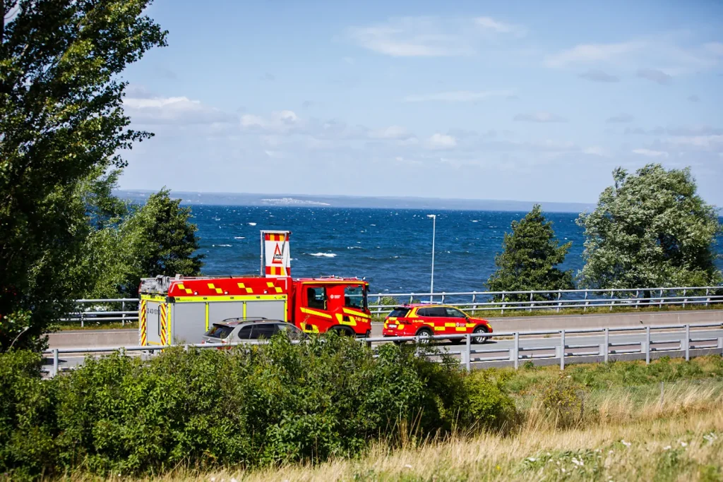 Räddningstjänsten utryckning krock mellan husbil och personbil på E4