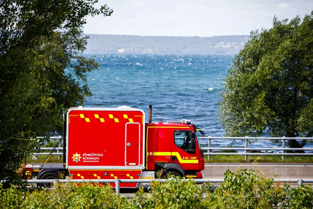 Räddningstjänsten utryckning krock mellan husbil och personbil på E4