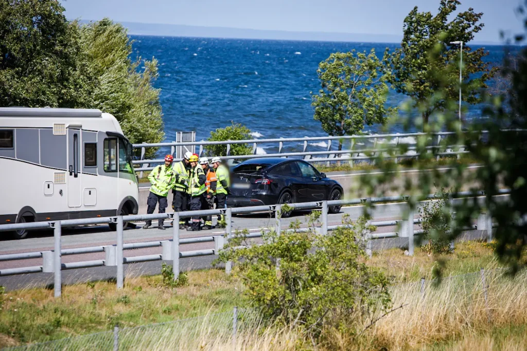 Krock mellan husbil och personbil på E4