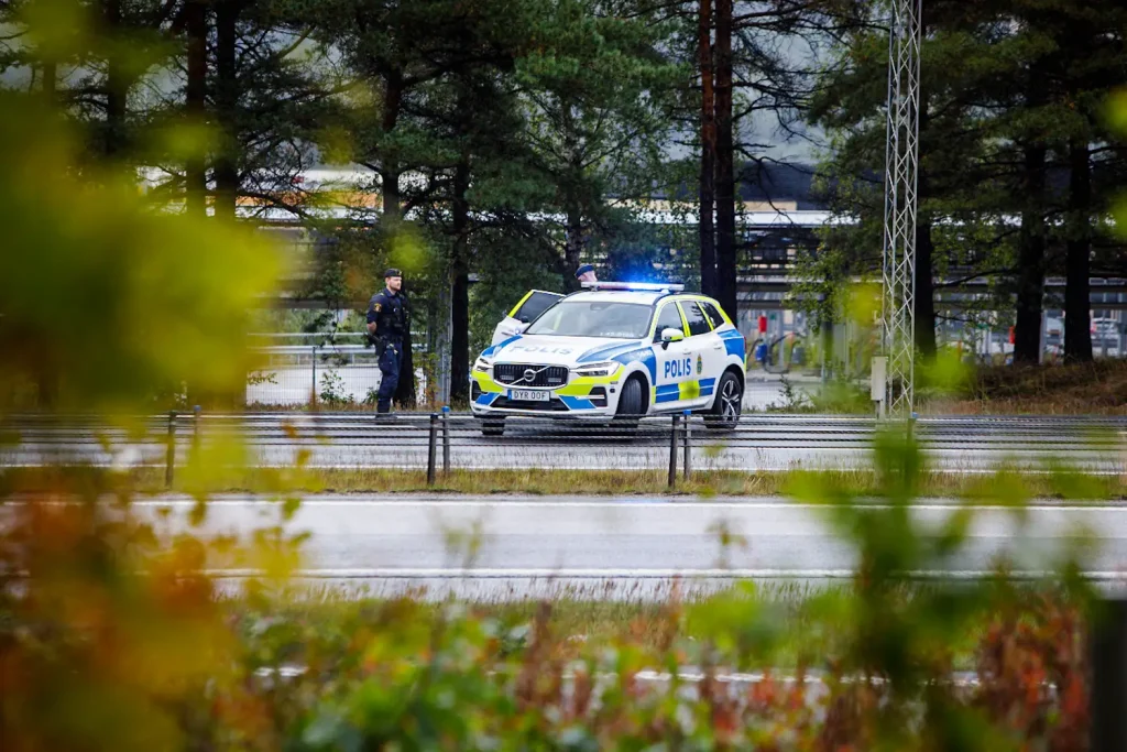 Två bilar i kollision på E4