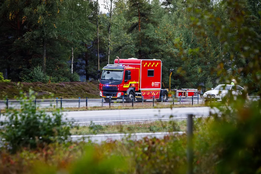 Två bilar i kollision på E4