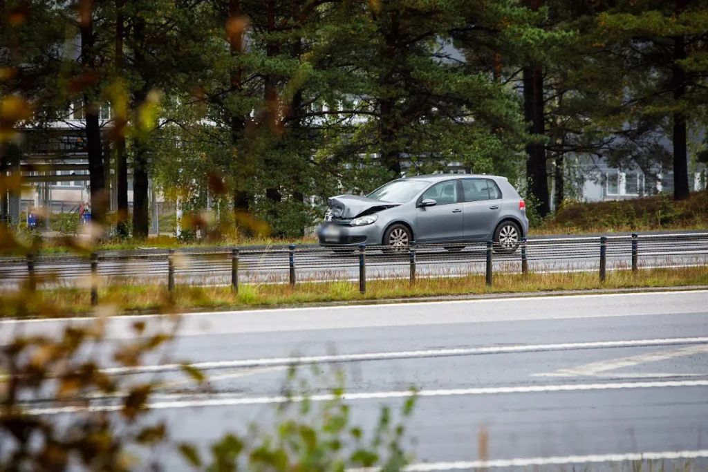 Två bilar i kollision på E4