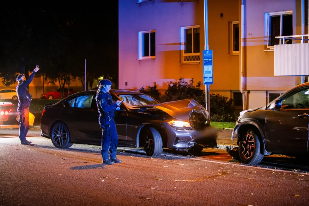 Kraschade in i personbil på Starrgatan