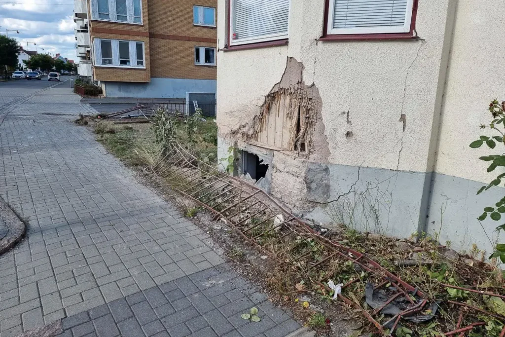 Kraschade in i husvägg