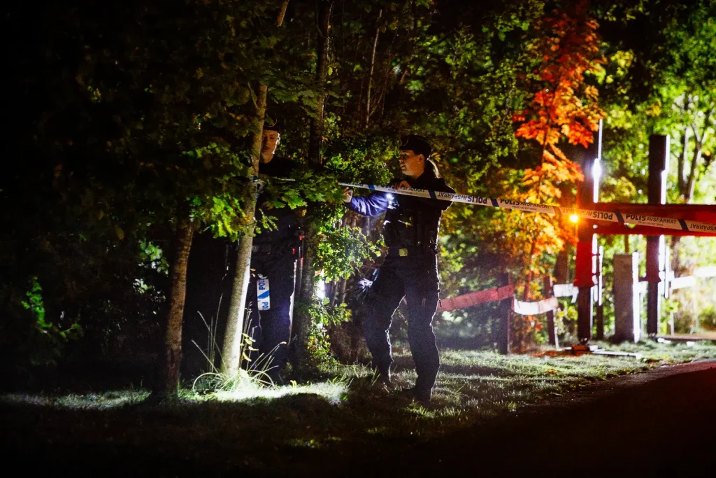 Polisen spärrar av vid brand i sommarstuga