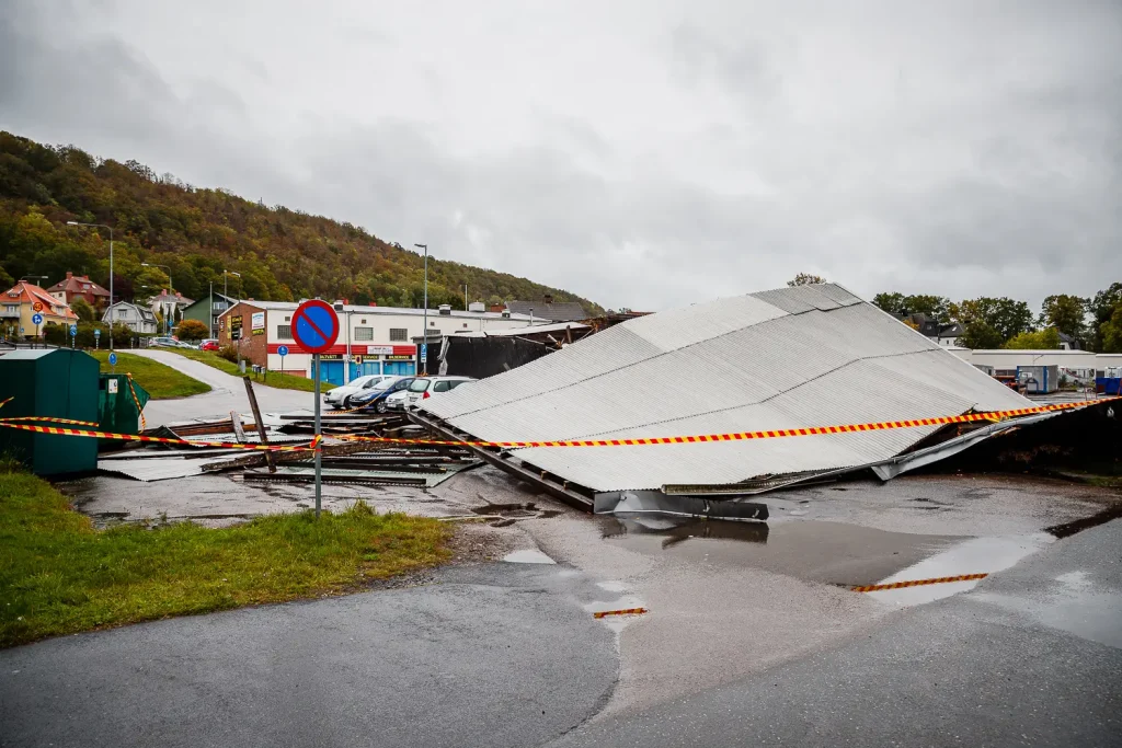 Plåttak slets loss när stormen Amy drog in