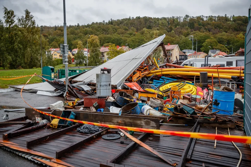 Plåttak slets loss när stormen Amy drog in